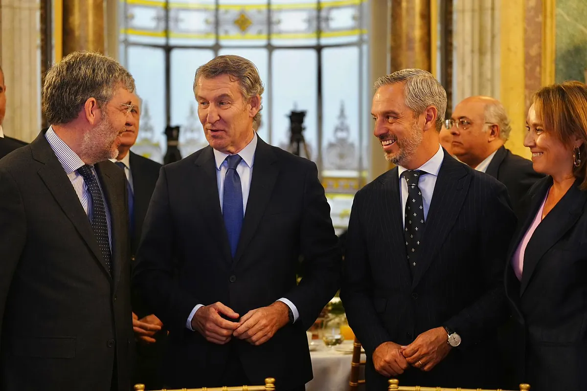 Feijóo exige a Mazón que «explique y responda todas las preguntas» sobre sus cambios de versión sin abordar la continuidad del 'president'