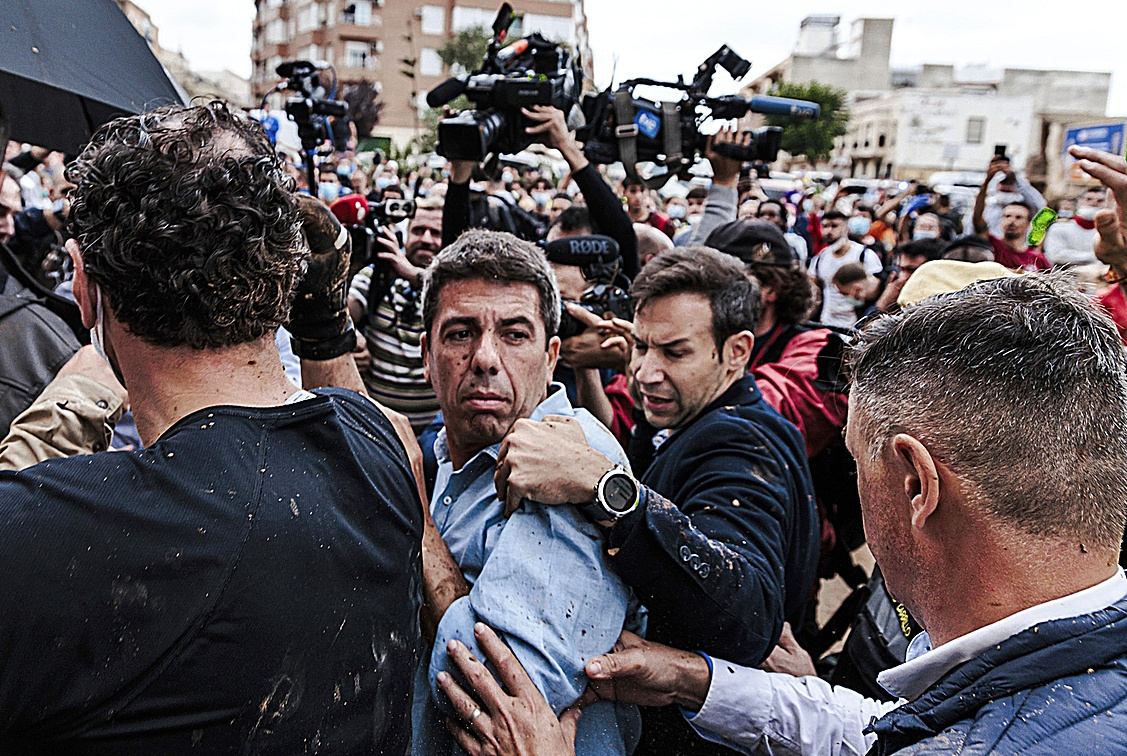 El presidente de la Comunidad Valenciana, Carlos Mazón, durante la visita de los Reyes a Paiporta.