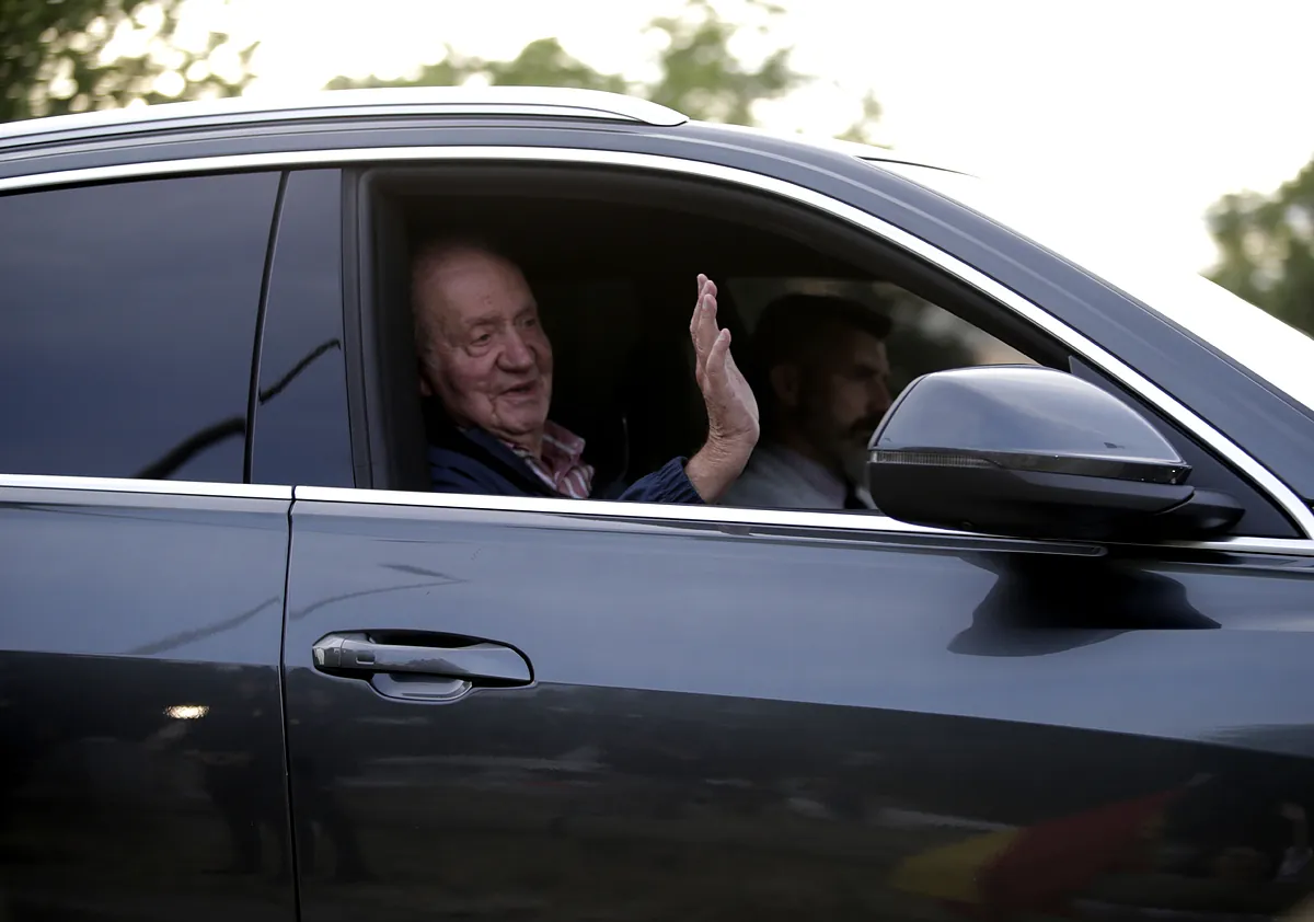 El Rey Juan Carlos I se prepara para la polémica por sus memorias, donde afirma que Franco lo eligió para «un regimén más abierto»: «Voy a ser atacado, compraré un escudo»