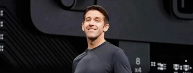 Quién es John Ternus, el favorito que se postula para suceder a Tim Cook como CEO de Apple