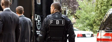 Los empleados de un almacén les abrieron la puerta para que robaran 200 iPhones. El truco estaba en sus chaquetas: ponía FBI
