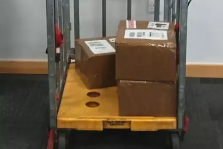 La caja de la izquierda contenía el teléfono que provocó toda la investigación