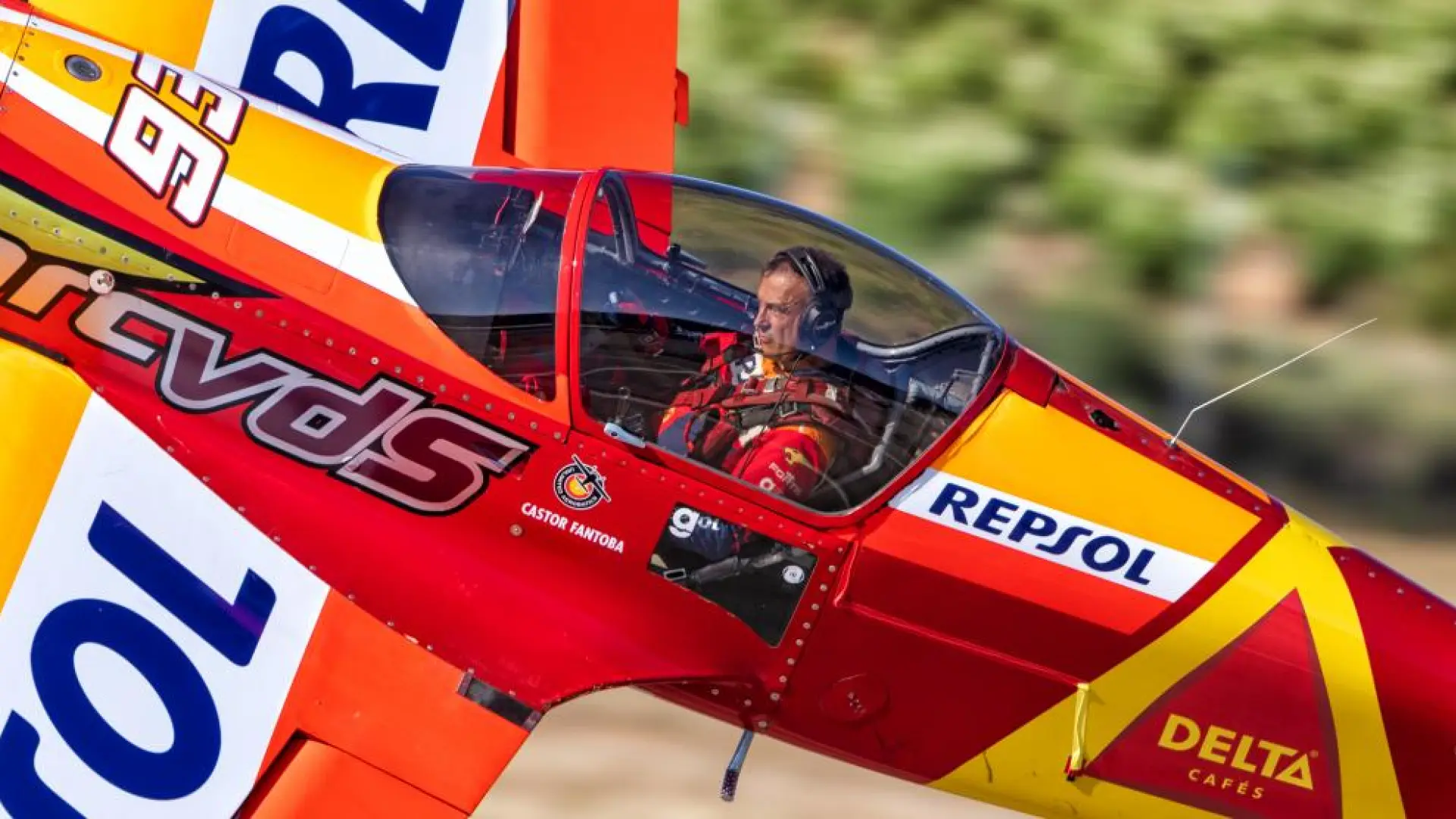 Castor Fantoba, leyenda del vuelo acrobático, tras ganar el campeonato de España a los 59 años: «No renunciar es aferrarse a la vida»