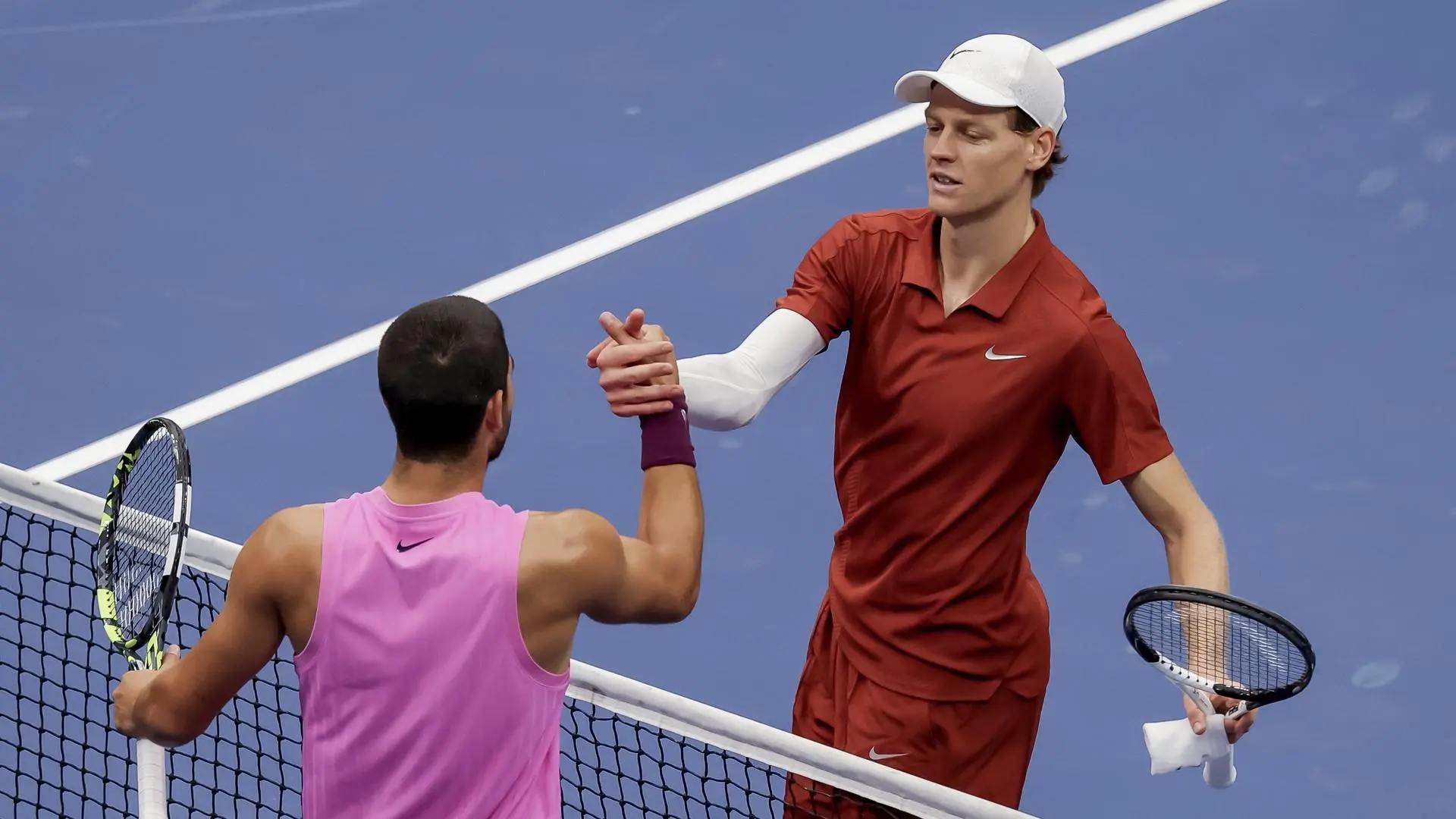 Jannik Sinner responde a las quejas de Carlos Alcaraz sobre el apretado calendario en el tenis: «Al final puedes elegir»