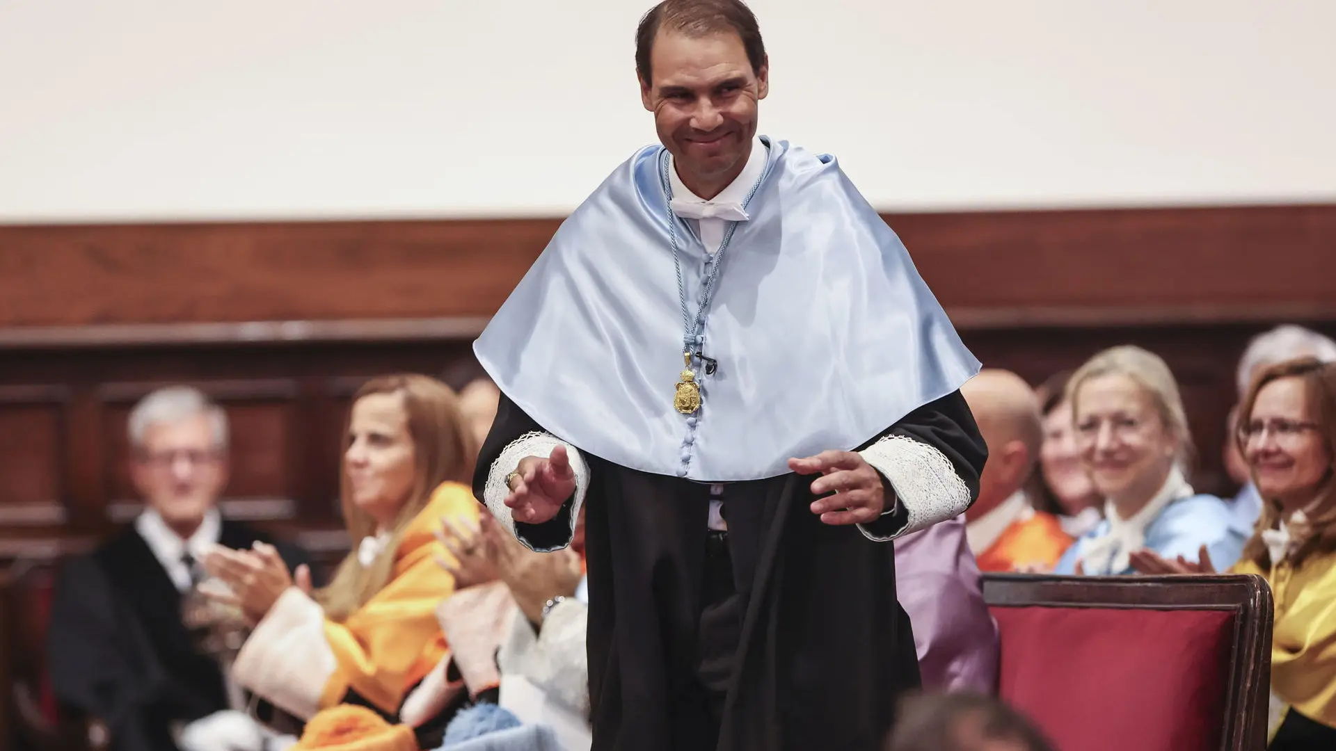 Nadal rompe el protocolo en su investidura 'honoris causa': se queda impresionado con la belleza de la Universidad de Salamanca