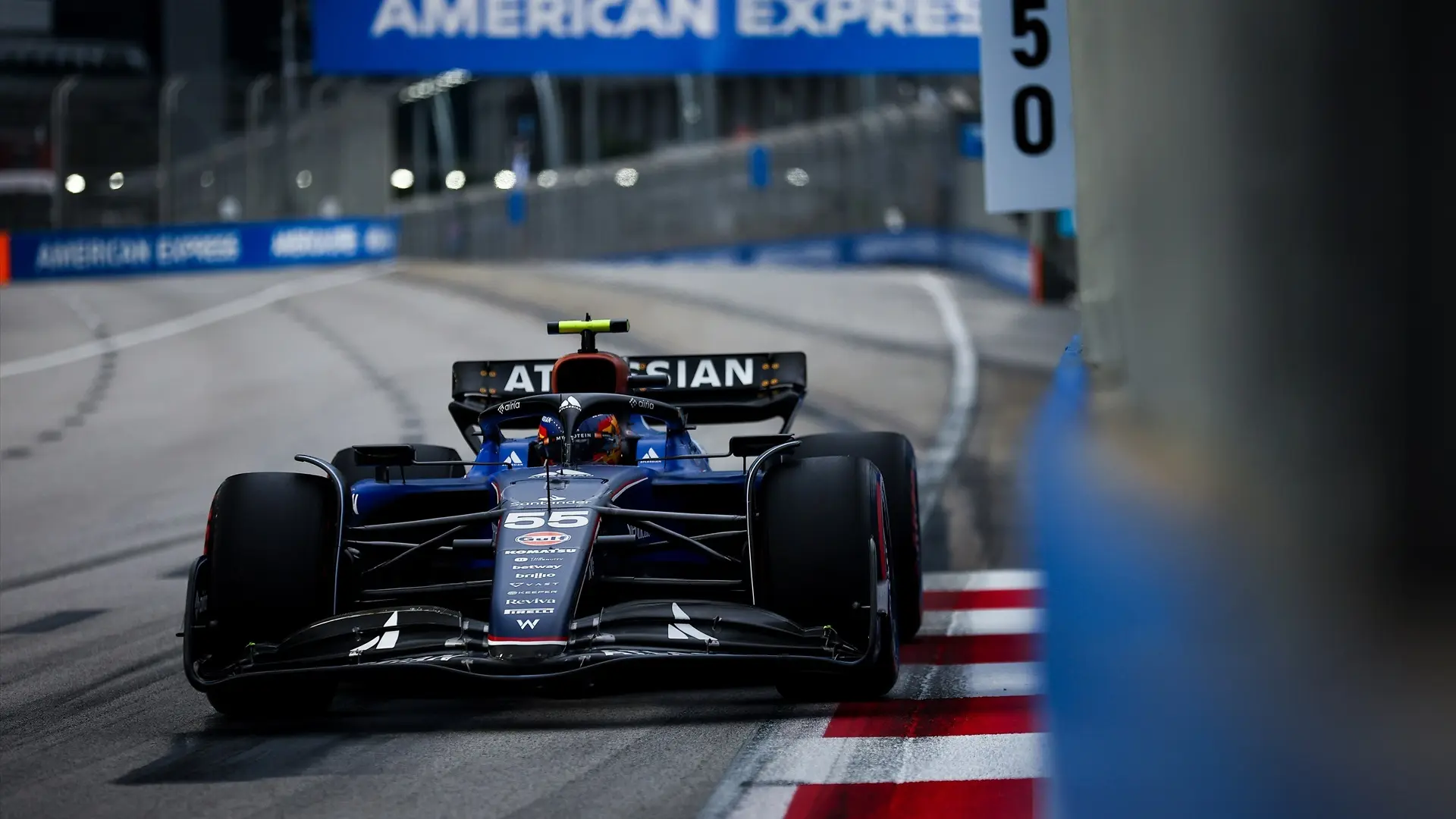 Carlos Sainz, descalificado en el GP de Singapur de F1 por su alerón trasero ilegal: «No cumple con las reglas»