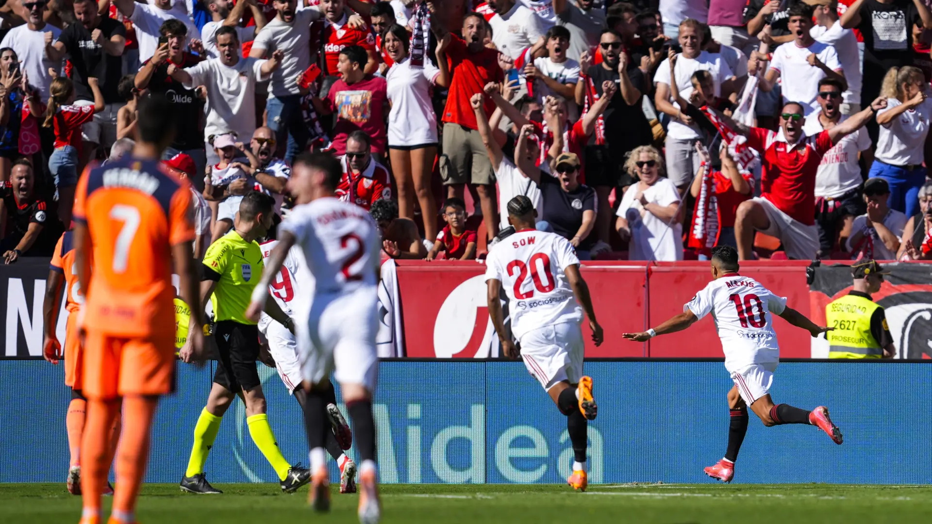 El Barça recibe una goleada del Sevilla y pierde el liderato de la liga antes del parón de selecciones