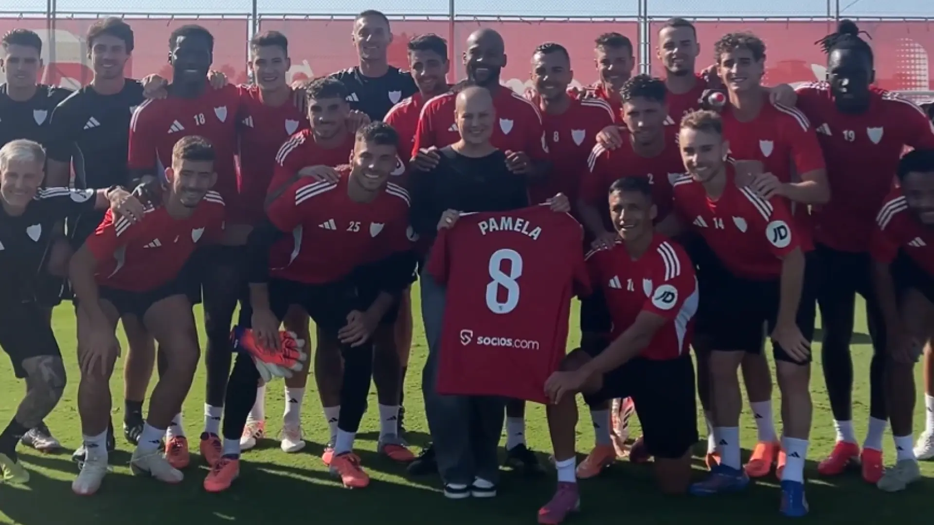 El emotivo homenaje del Sevilla a la mujer de Marcao tras superar un cáncer: «Eres un ejemplo para todos»