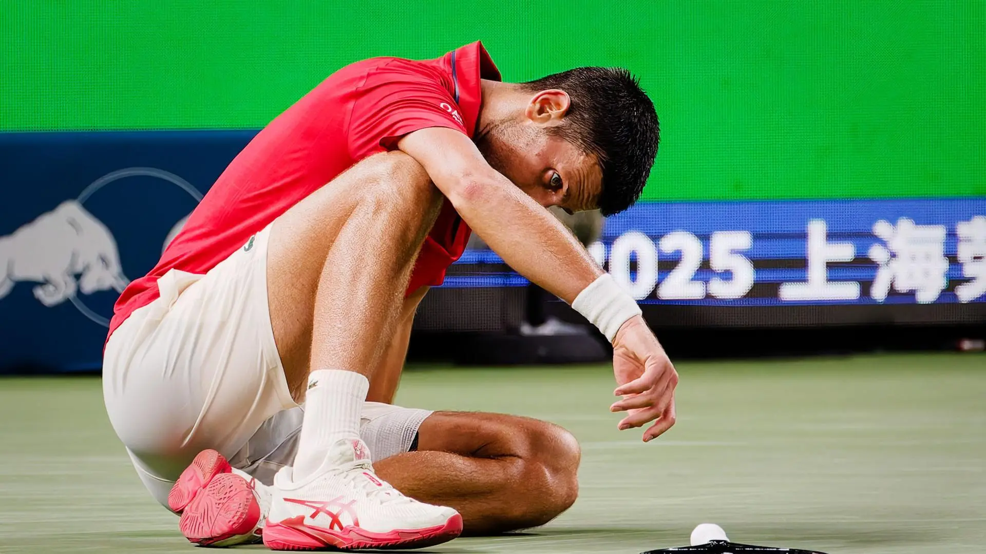 Novak Djokovic se niega a hablar de sus problemas físicos tras la derrota ante Vacherot: «Siguiente pregunta»