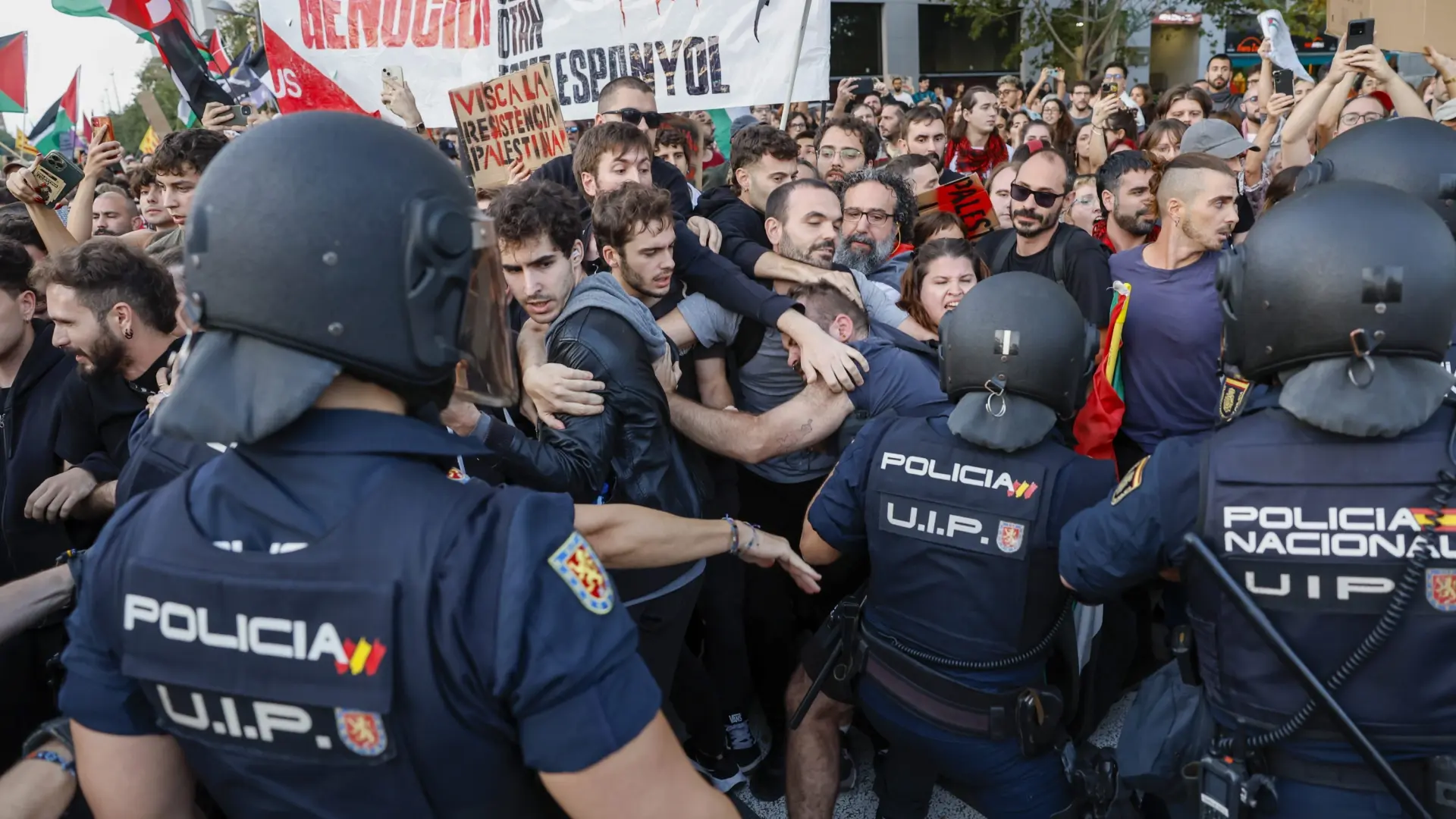 Máxima tensión en el Roig Arena antes de la Euroliga por las protestas contra Israel: cinco detenidos y una herida