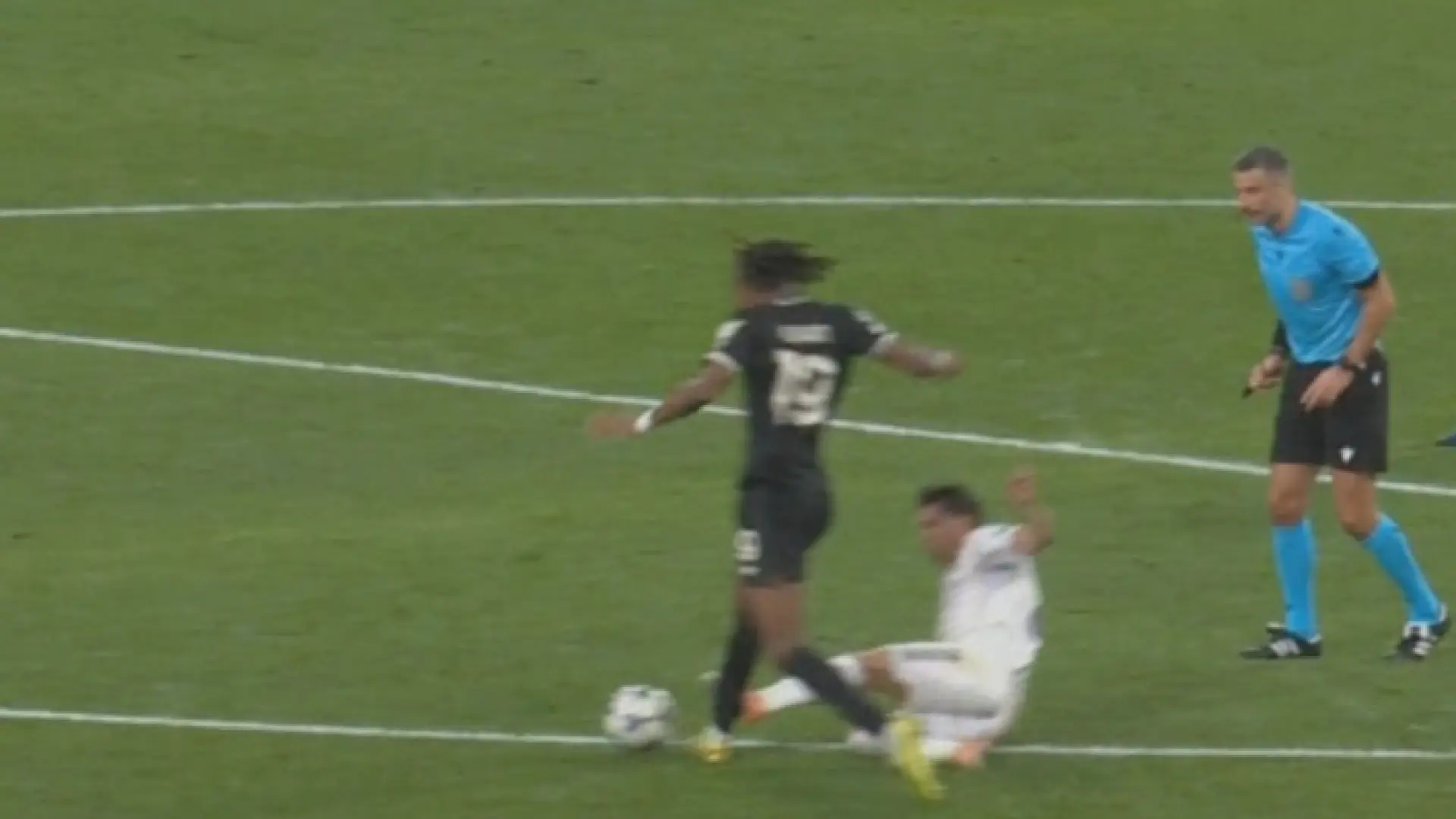 La polémica por la no expulsión de Brahim por su acción contra Thuram ante la Juventus