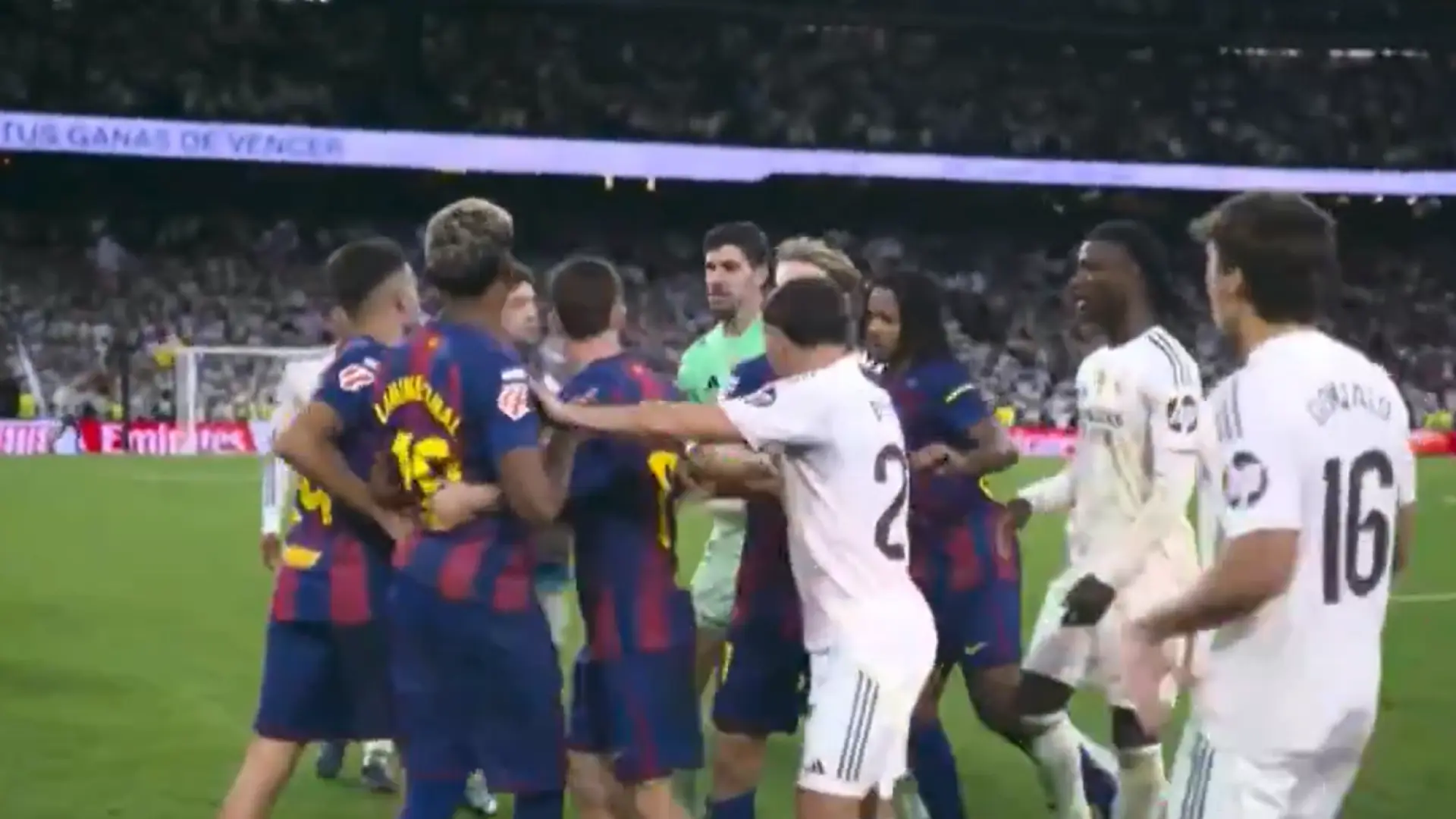 Tangana tremenda en el Clásico: la Policía separa a los jugadores del Real Madrid y del Barça en una multitudinaria pelea