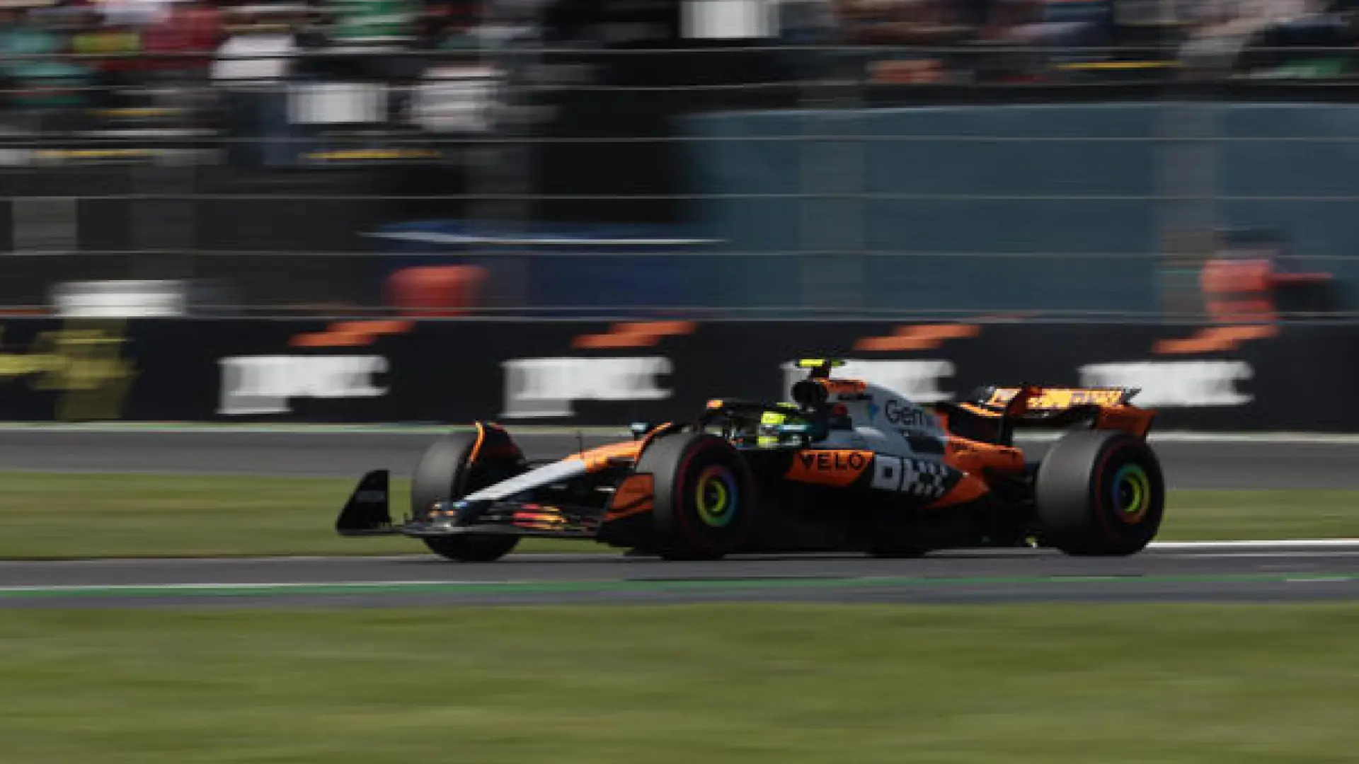 Lando Norris gana en México y recupera el liderato del Mundial en una carrera trágica para los españoles