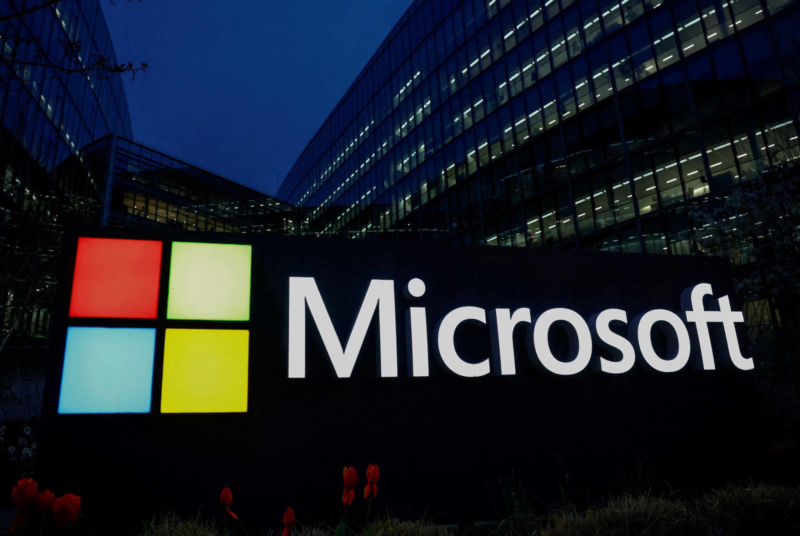 CDATA[
Microsoft lanzó una actualización de emergencia para Windows 11 fuera de su calendario regular de parches. La compañía confirmó que esta acción responde a un problema reciente que afecta a equipos que ya habían instalado la actualización identificada como “ KB5066835 ” publicada el 14 de octubre de 2025. Esta actualización es prioritaria porque corrige una falla que impacta procesos esenciales del sistema operativo. Además, incluye otras mejoras acumuladas para garantizar el funcionamiento adecuado de los equipos. A continuación se explica qué ocurrió, a qué versiones de Windows afecta y cómo obtener esta actualización.
Falla que originó la actualización de emergencia
![