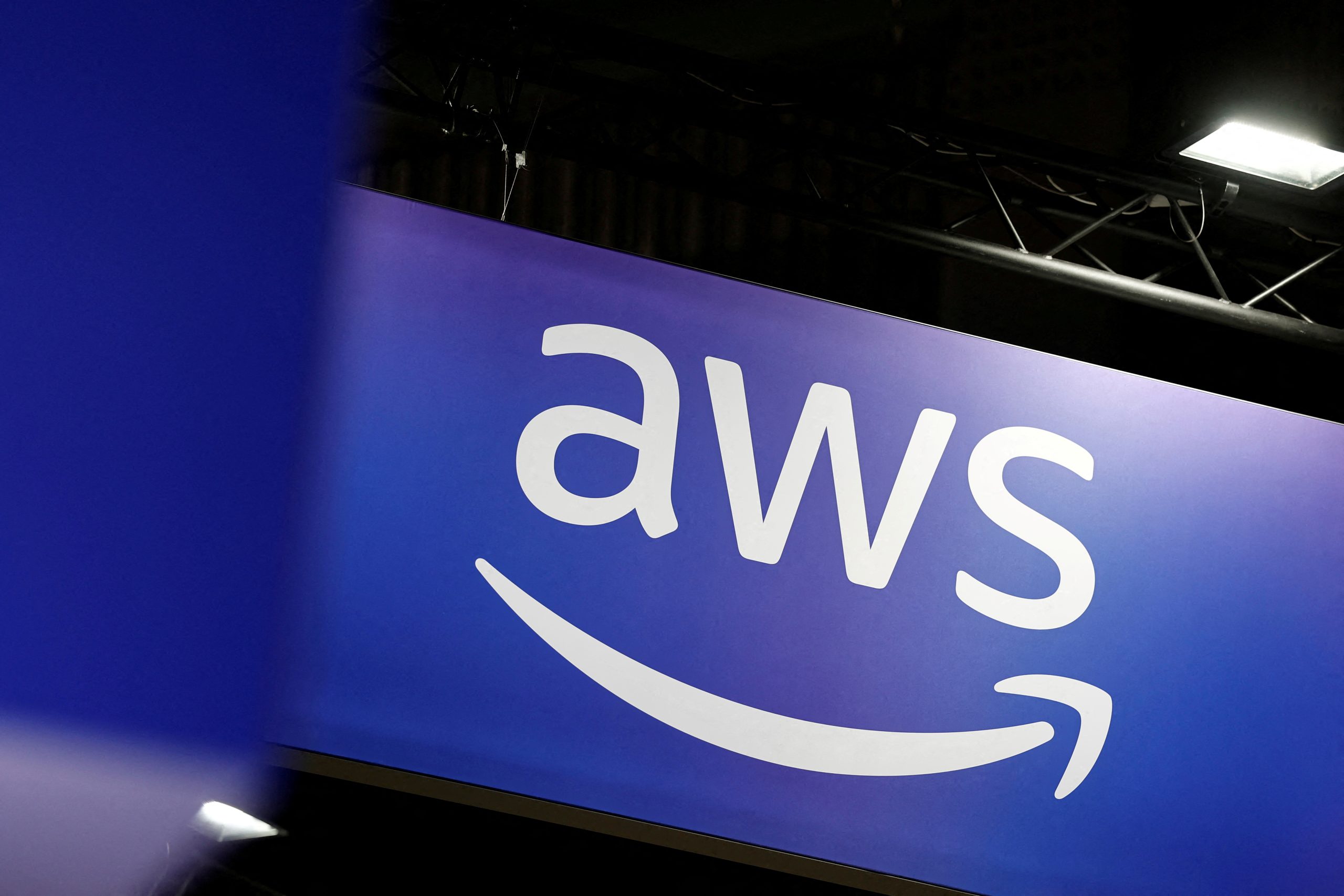 CDATA[
Amazon Web Services ( AWS ) registró una caída que afectó a múltiples plataformas y sistemas digitales en distintos países. El incidente comenzó por la madrugada en la región US-East-1, ubicada en Virginia del Norte, una de las zonas principales desde las cuales opera la infraestructura global de esta compañía. De acuerdo con reportes técnicos, la interrupción estuvo relacionada con el sistema de nombres de dominio (DNS), que permite a navegadores y aplicaciones ubicar direcciones de red para cargar datos o ejecutar servicios. La falla generó interrupciones en sectores que dependen de servicios en línea para operar, como comercio, logística, banca, telecomunicaciones y transporte. También se confirmaron afectaciones en procesos digitales gubernamentales y sistemas internos utilizados para actividades operativas. Pero qué es AWS y por qué su caída afecta tantos servicios.
Qué es AWS
![