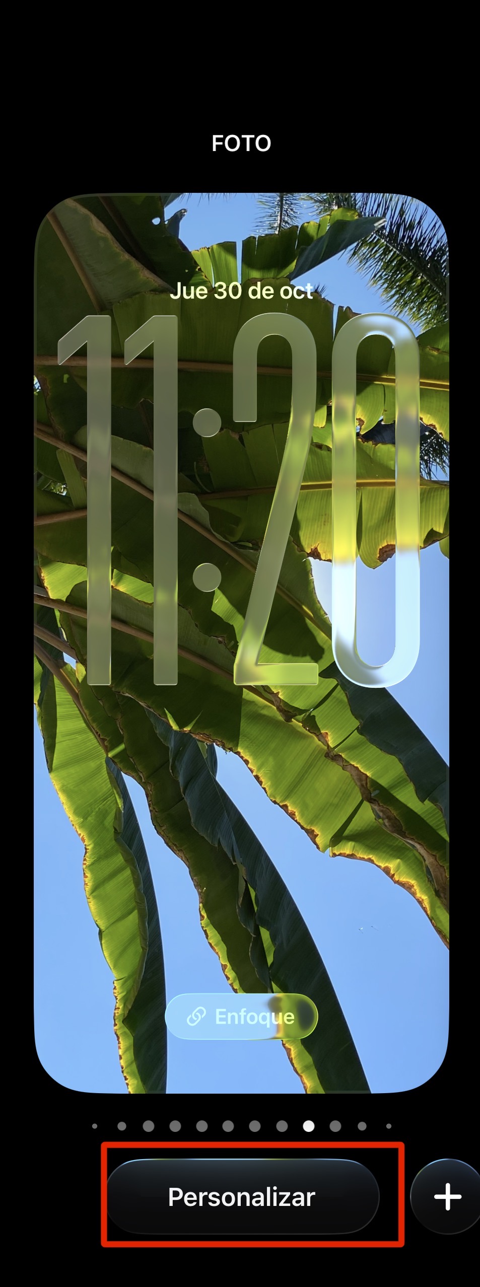 CDATA[
Las actualizaciones de iOS incorporan nuevas opciones de personalización para los usuarios de iPhone. Una de las más destacadas es la posibilidad de cambiar los accesos rápidos que aparecen en la pantalla de bloqueo, un espacio que tradicionalmente incluía la linterna y la cámara. Ahora, este apartado puede modificarse desde los ajustes del sistema para colocar otras funciones según las necesidades del usuario. El proceso es sencillo y está disponible para quienes cuentan con iOS 18 o versiones más actualizadas. A continuación se detalla paso a paso cómo realizar el cambio y aprovechar las nuevas herramientas que incorpora esta versión del sistema operativo.
Cómo cambiar los controles de la pantalla de bloqueo en iPhone con iOS 18
![