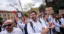 El 38% de los médicos jóvenes recurre a ansiolíticos, alcohol u otras sustancias para combatir el agotamiento emocional