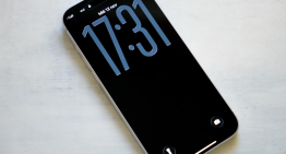 El gesto más sencillo para ahorrar batería en tu iPhone es cambiar el fondo de pantalla, aunque no vale uno cualquiera