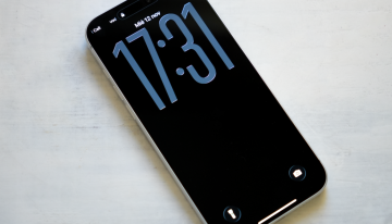 El gesto más sencillo para ahorrar batería en tu iPhone es cambiar el fondo de pantalla, aunque no vale uno cualquiera