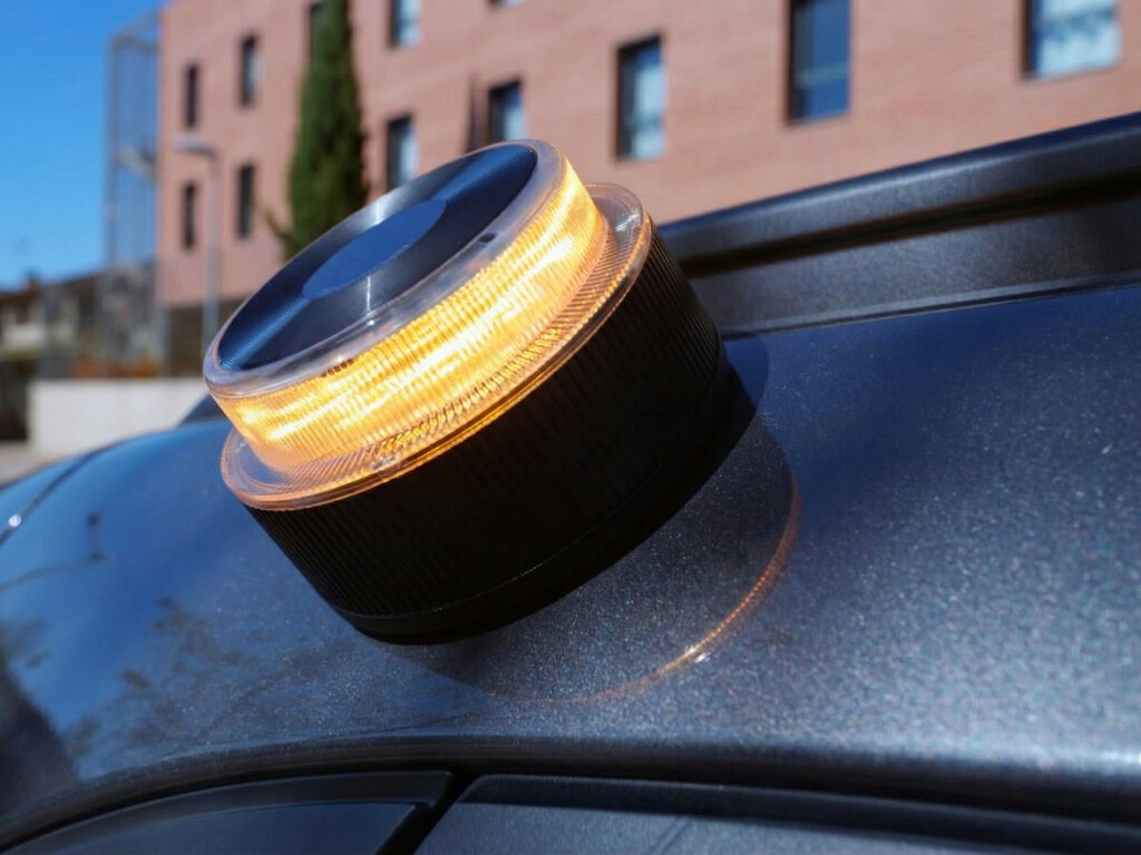 La DGT nos obliga a comprar una baliza V16, pero no dijo que tuviera que ser fea. Estas son las opciones 'premium' que te recomendamos