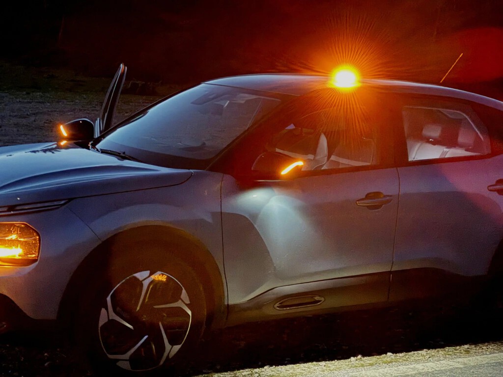 Buscaba la mejor baliza V16 y he encontrado la de "pata negra". Se fabrica en Zaragoza y brilla hasta cuatro veces más que los modelos baratos