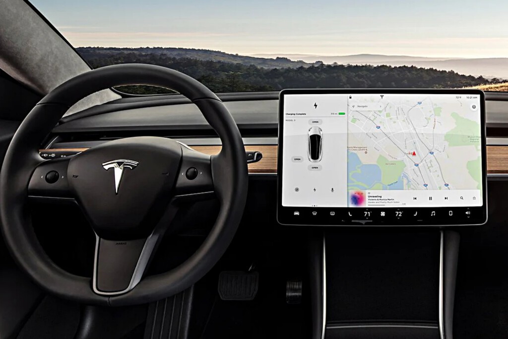 Cada vez hay más fabricantes huyendo de CarPlay. Y el que nunca lo integró quiere hacerlo, según Gurman: Tesla