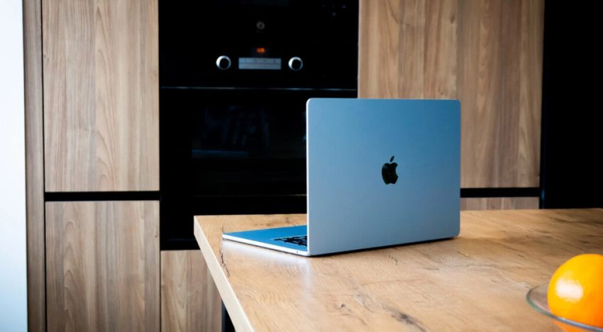 Si pensabas comprar un MacBook, ahora es el momento: este modelo baja (mucho) de precio antes del Black Friday