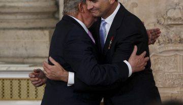Felipe VI deja a su padre, Juan Carlos I, al margen del homenaje por los 50 años de la Monarquía pero lo invita a un almuerzo privado un día después: «Está pensando si asiste»
