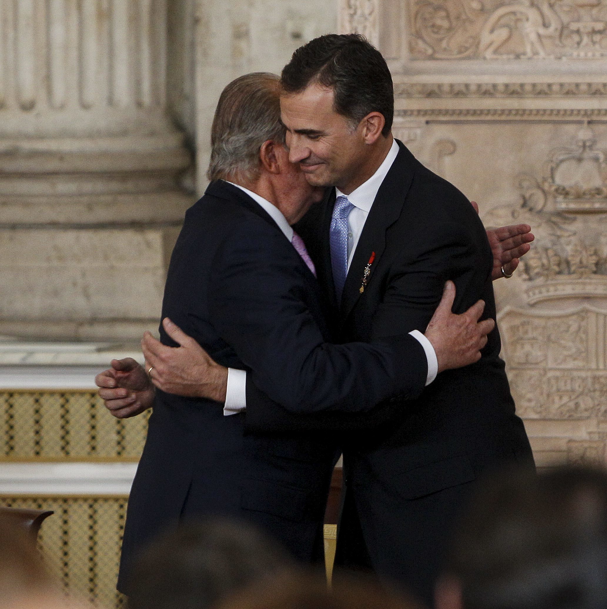 Dos Reyes se abrazan el día de la abdicación