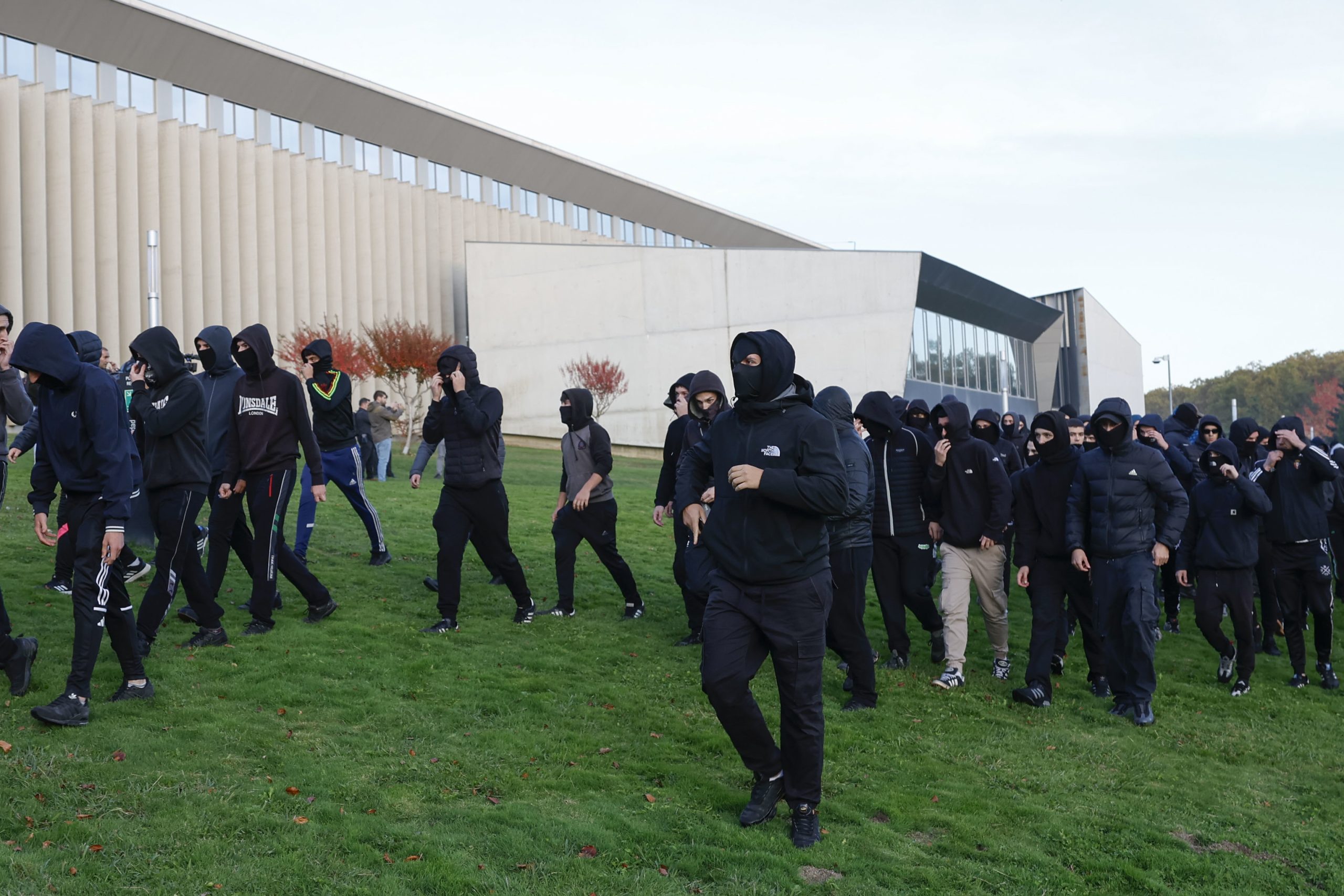 Los radicales 'abertzales' se despliegan con sus rostros cubiertos en las laderas de la Universidad de Navarra antes de atacar a periodistas y policías.