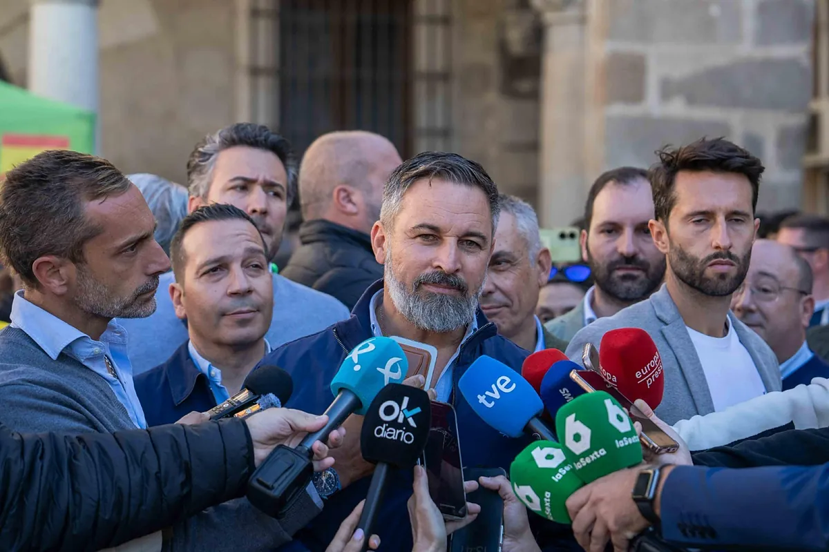 Abascal critica la decisión de Feijóo sobre la salida de Mazón: «No nos ha consultado y entrega un balón de oxígeno a Pedro Sánchez con esta dimisión»