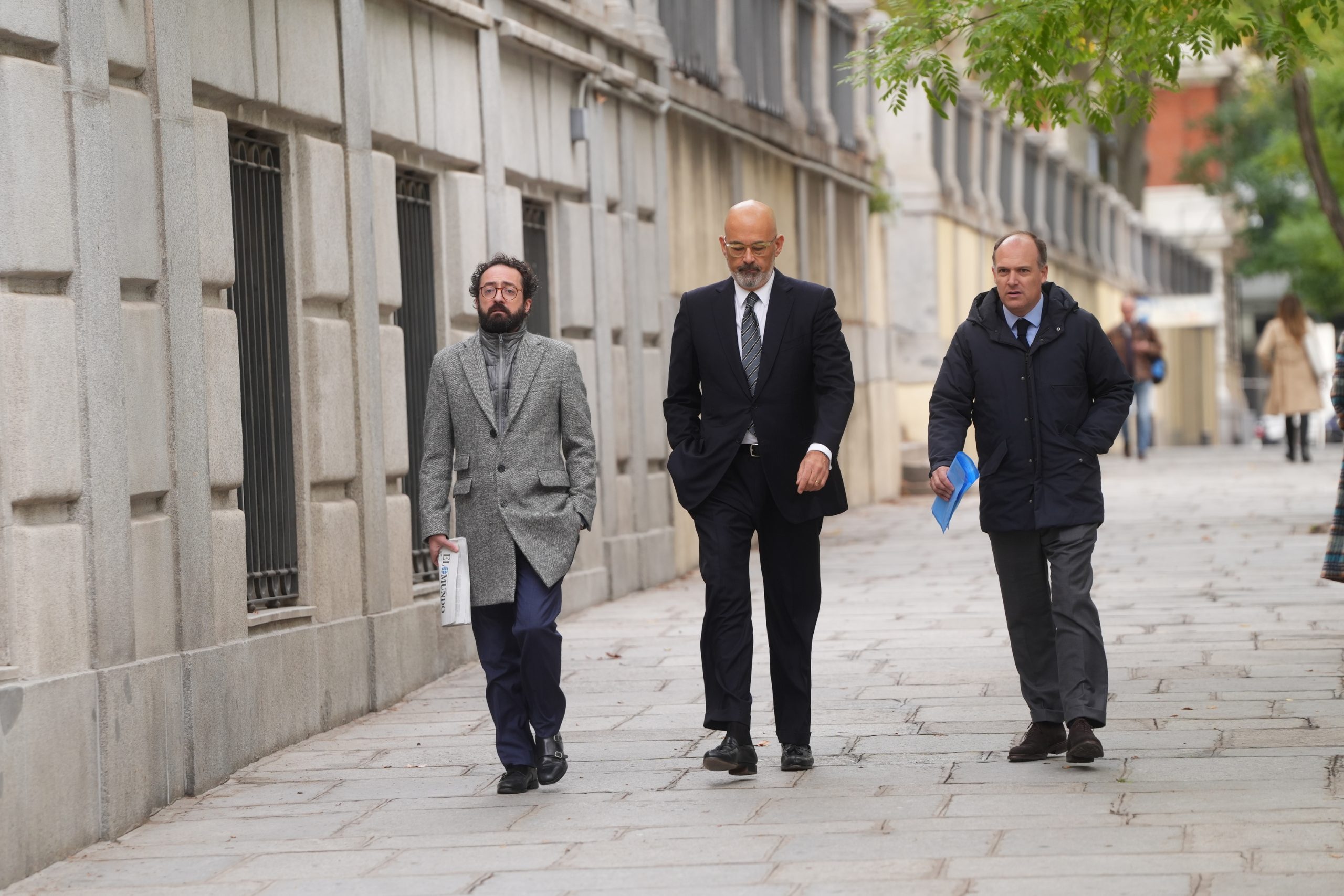 El director de EL MUNDO, Joaquín Manso, el abogado Juan Luis Ortega y el subdirector Esteban Urreiztieta.