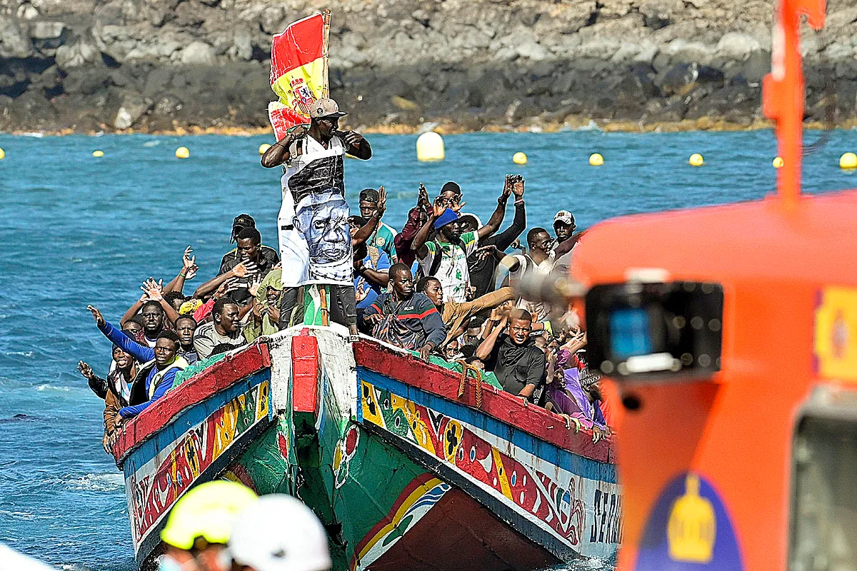 Rescatan un cayuco cerca de la isla de El Hierro con casi 100 inmigrantes a bordo, entre ellos «varios» fallecidos