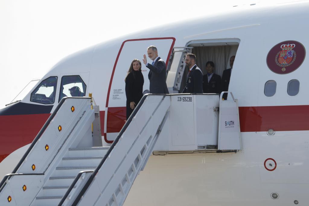 Los Reyes se despiden desde la escalerilla del avión.