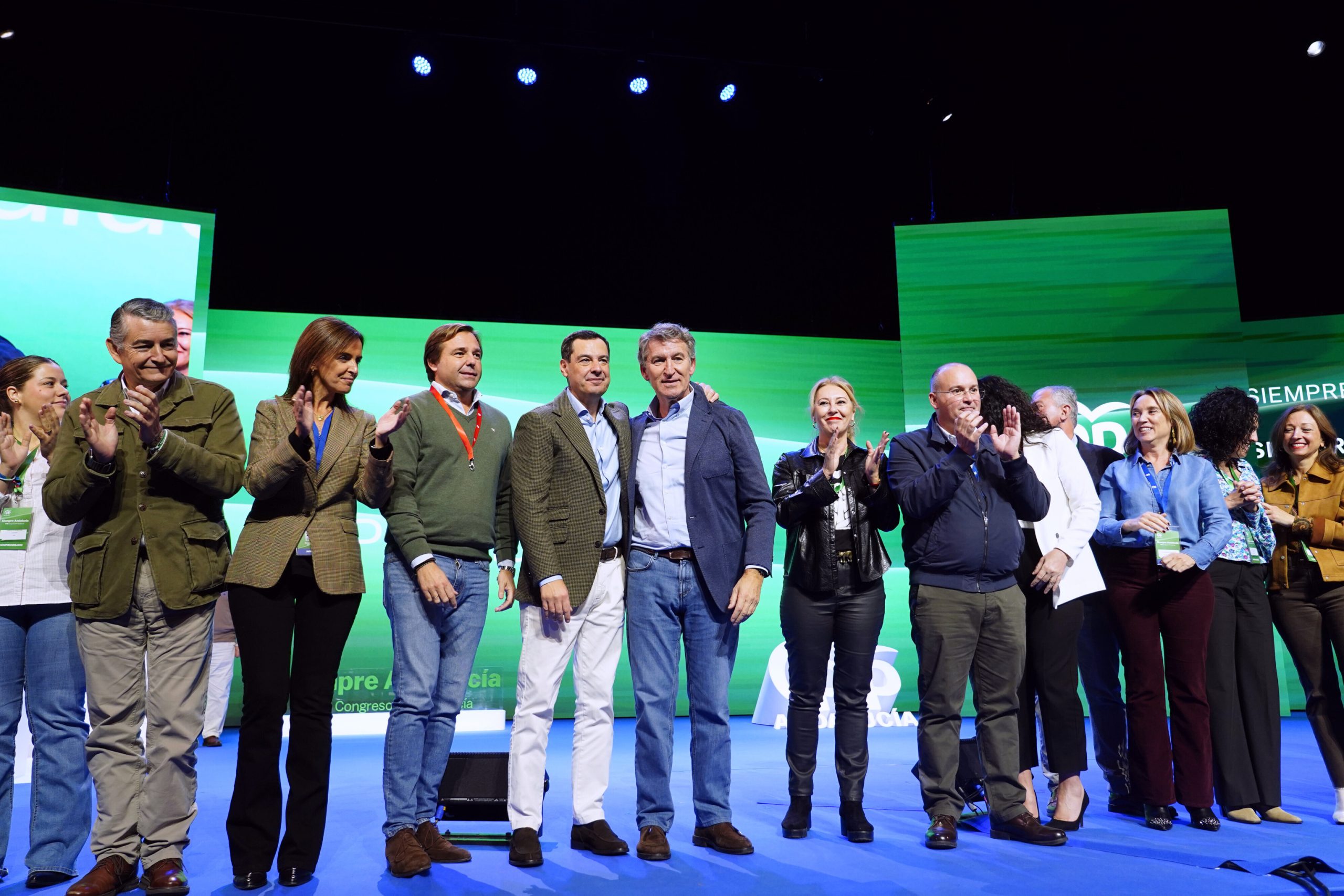 Juanma Moreno y Alberto Núñez Feijóo, con cargos del partido en la clausura del congreso del PP-A.