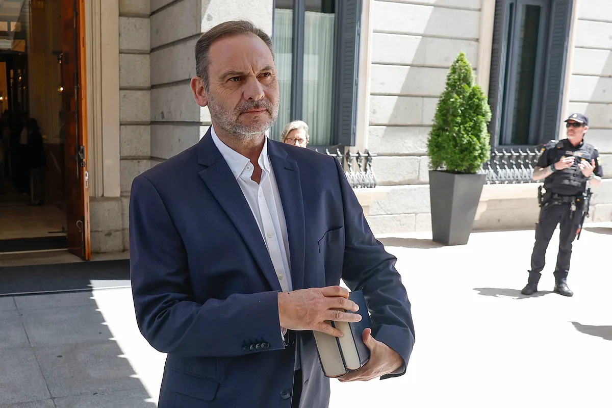 Ábalos y Koldo piden ser acusación contra 'la fontanera' por 'dirigir una operación de inteligencia' para  «gobernar» su defensa