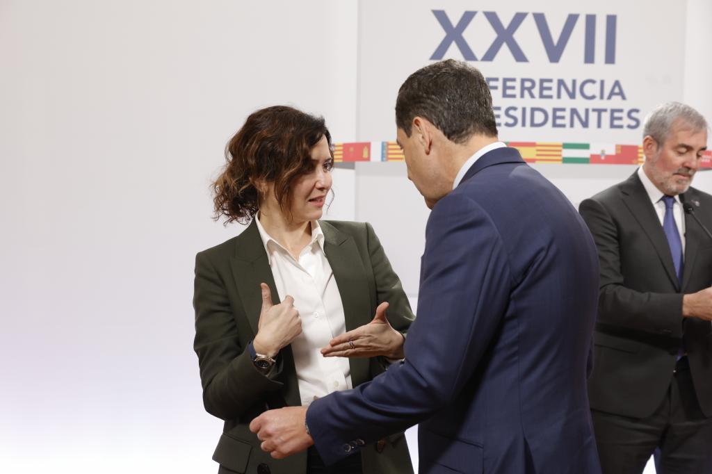 Isabel Díaz Ayuso y Juanma Moreno hablan en una Conferencia de Presidentes.