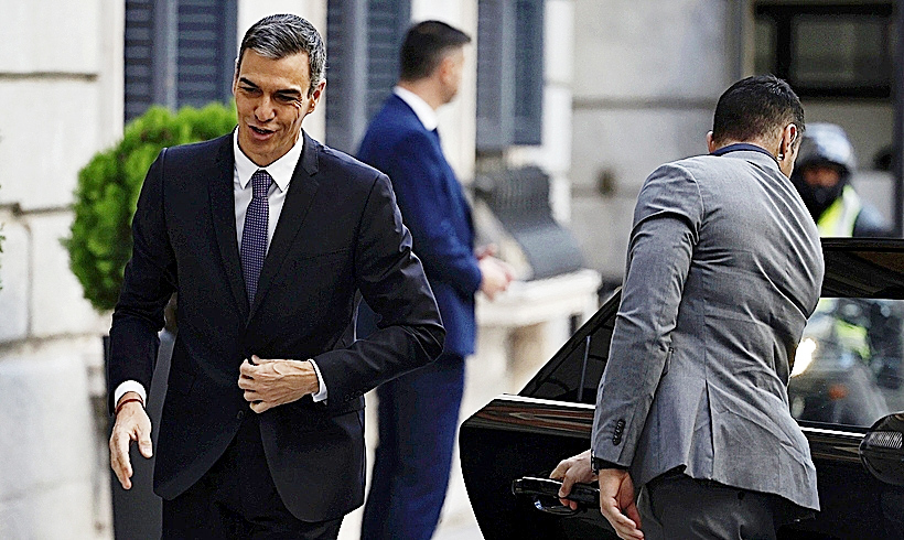 El presidente del Gobierno, Pedro Sánchez, entrando al Congreso.