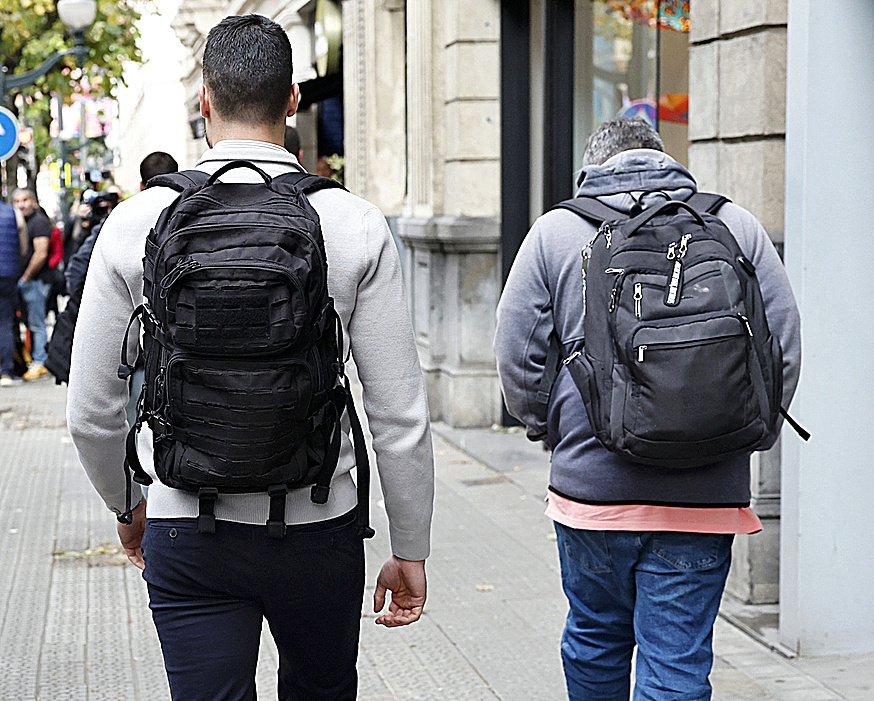 Agentes de la UCO ayer cerca de la sede de Acciona en Bilbao.