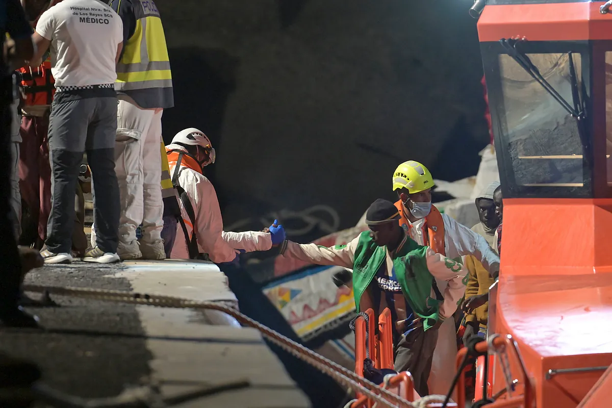 Once traslados a centros sanitarios tras llegar este viernes 384 personas migrantes a El Hierro y Gran Canaria