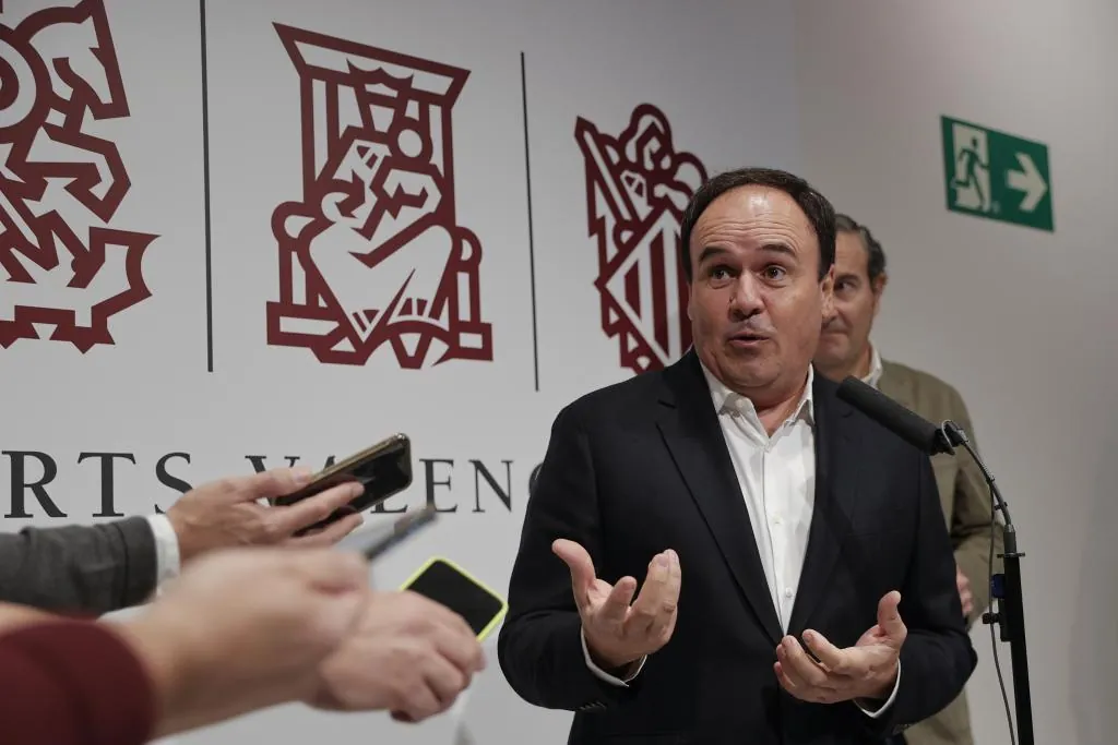 Llorca se lanza a la investidura sin descartarse para 2027 y 'alejado' de Mazón: «No conozco a ningún político que no sea interino»