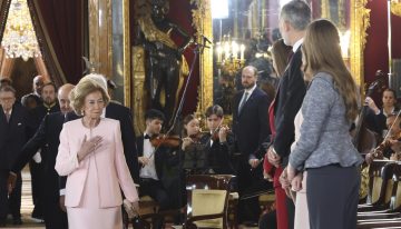 Así será el almuerzo con el que Felipe VI celebra hoy 50 años de Monarquía: reencuentro con su padre tras publicar sus polémicas memorias, con los ocho sobrinos y todos los Grecia