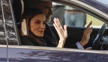 Juan Carlos I y Felipe VI, tres horas juntos en el almuerzo  para conmemorar los 50 años  de la Monarquía en un ambiente distendido y con 60 invitados