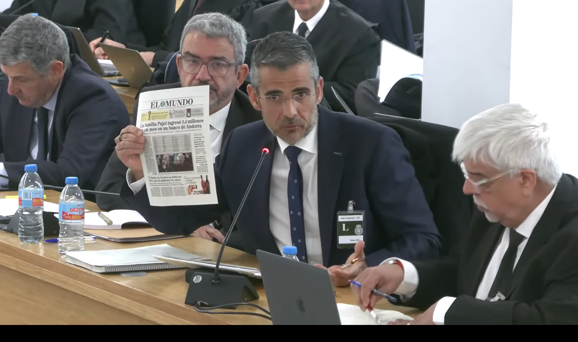 El abogado Jaime Campaner exhibe la portada de EL MUNDO.