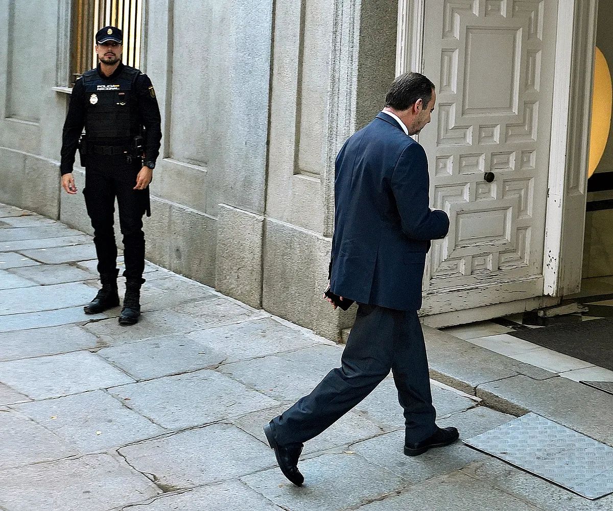 Ábalos, cerca de ser el primer diputado en prisión mientras amenaza a sus ex compañeros en el Gobierno