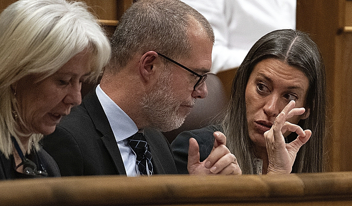 Míriam Nogueras y Josep María Cruset (Junts) conversan durante la sesión plenaria del Congreso.