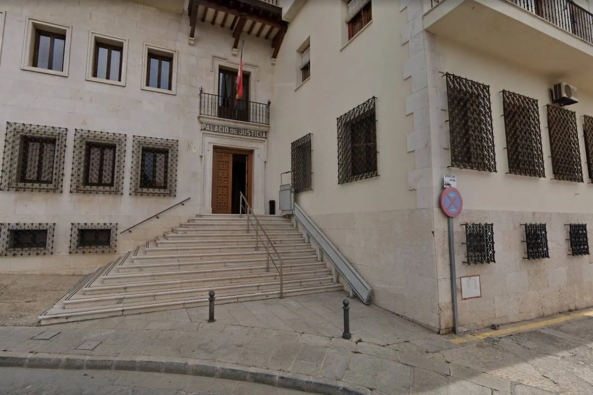 Condenan a una mujer por revelar una conversación entre su marido y sus hijos en un chat de padres del colegio