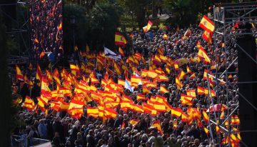 Feijóo reúne a miles de manifestantes y alienta a los socios del Gobierno a «retratarse» ante la «corrupción del sanchismo»: «¿Hasta dónde vais a seguir tragando?»