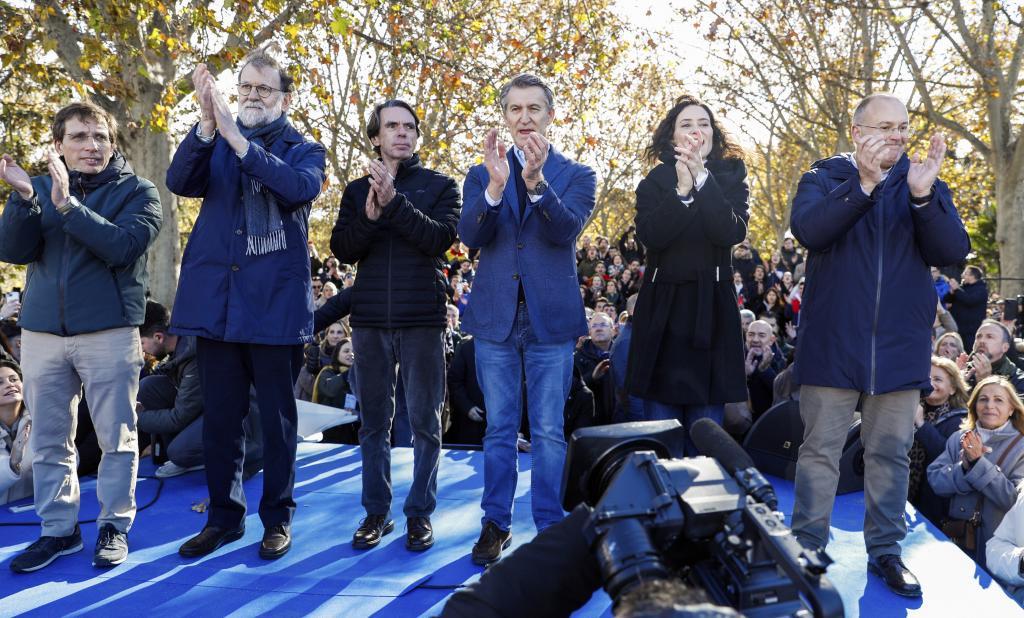 José Luis Martínez-Almeida, Mariano Rajoy, José María Aznar, Alberto Núñez Feijóo, Isabel Díaz Ayuso y Miguel Tellado, este domingo.