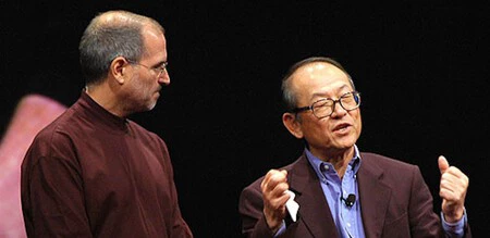 Steve Jobs y Ando Kunitake (presidente de Sony Corporation)